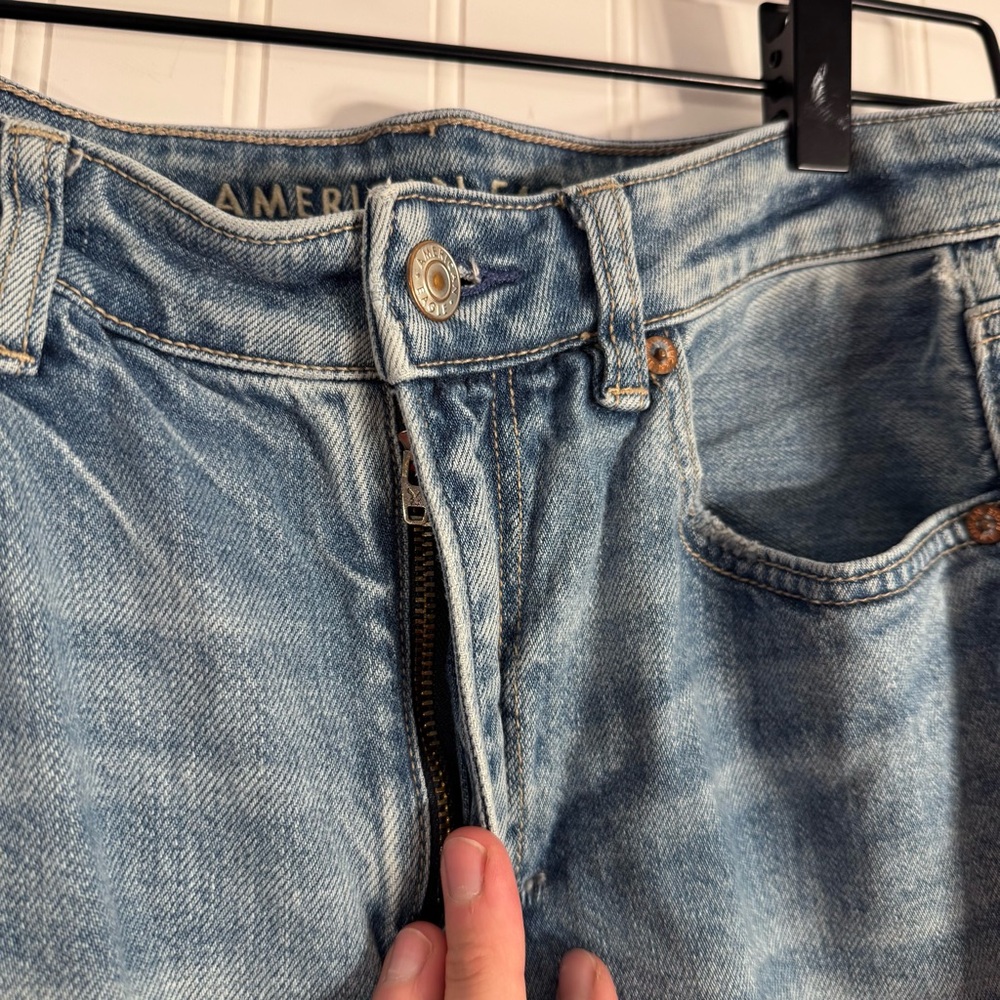 American Eagle Strigid Mom Jeans Distressed High-Waisted Women’s Size 8 Short - Picture 7 of 15